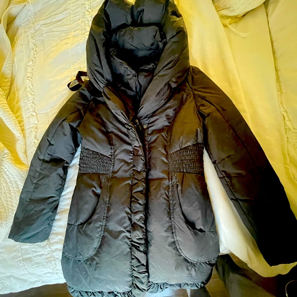 Tahari puffer coat
Dark Grey
